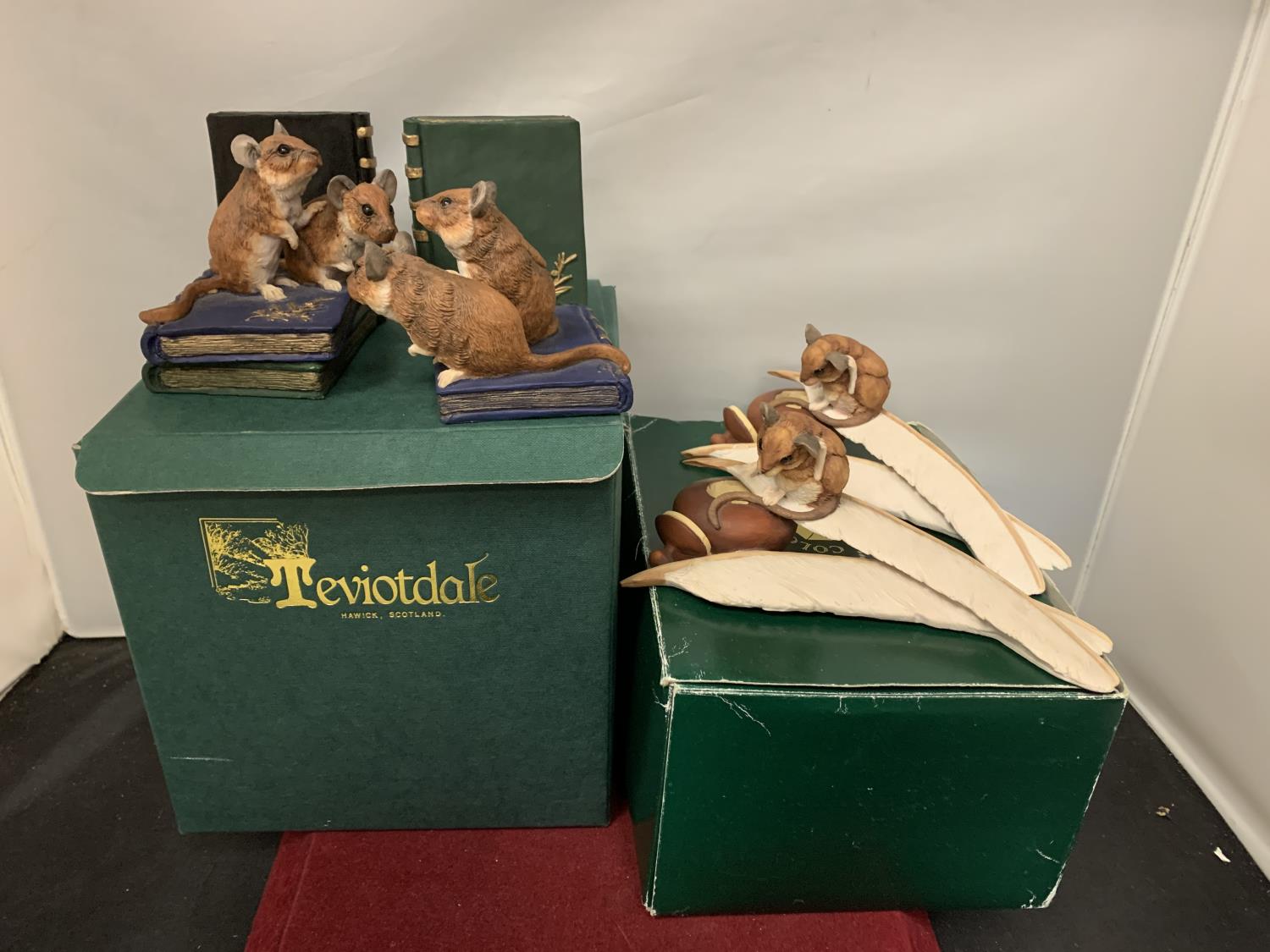 A PAIR OF TEVIOTDALE MOUSE THEMED BOOK ENDS AND TWO FIGURINES OF MICE WITH QUILLS IN BOXES (NOT