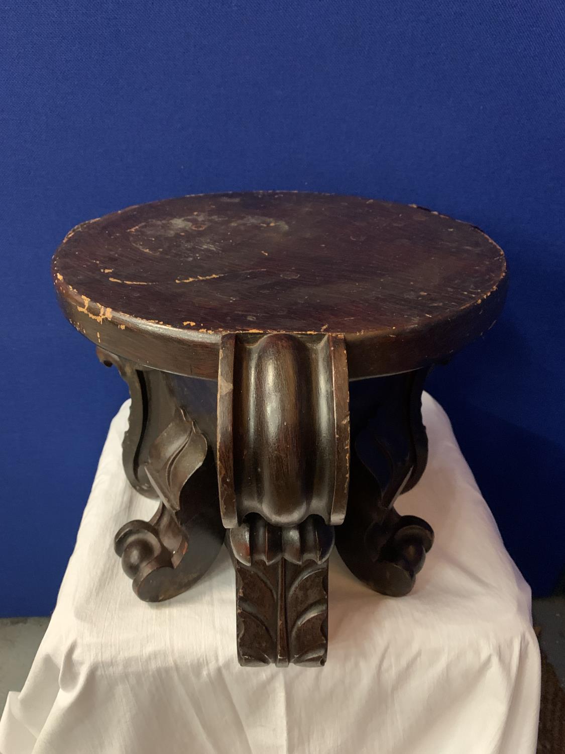 A CARVED WOODEN STAND/JARDINIERE H:33.5 CM - Image 2 of 3