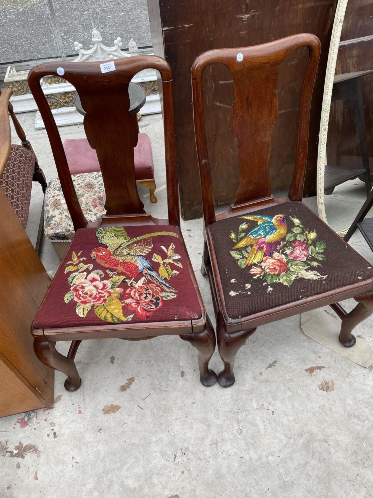 A PAIR OF QUEEN ANNE STYLE DINING CHAIRS, THE TAPERED SEATS WITH EXOTIC BIRD DECORATION