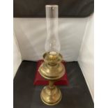 A VINTAGE BRASS OIL LAMP WITH GLASS SHADE: LAMP HEIGHT:33CM