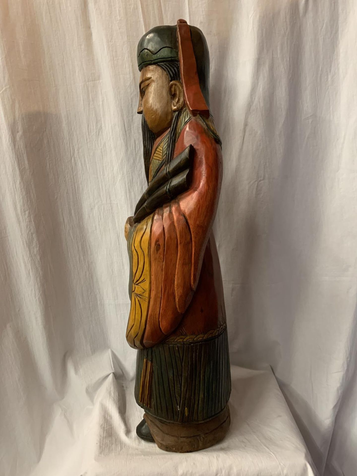 A LARGE CARVED AND HANDPAINTED FIGURE OF A JAPANESE CLERIC (H:90CM) - Image 4 of 4