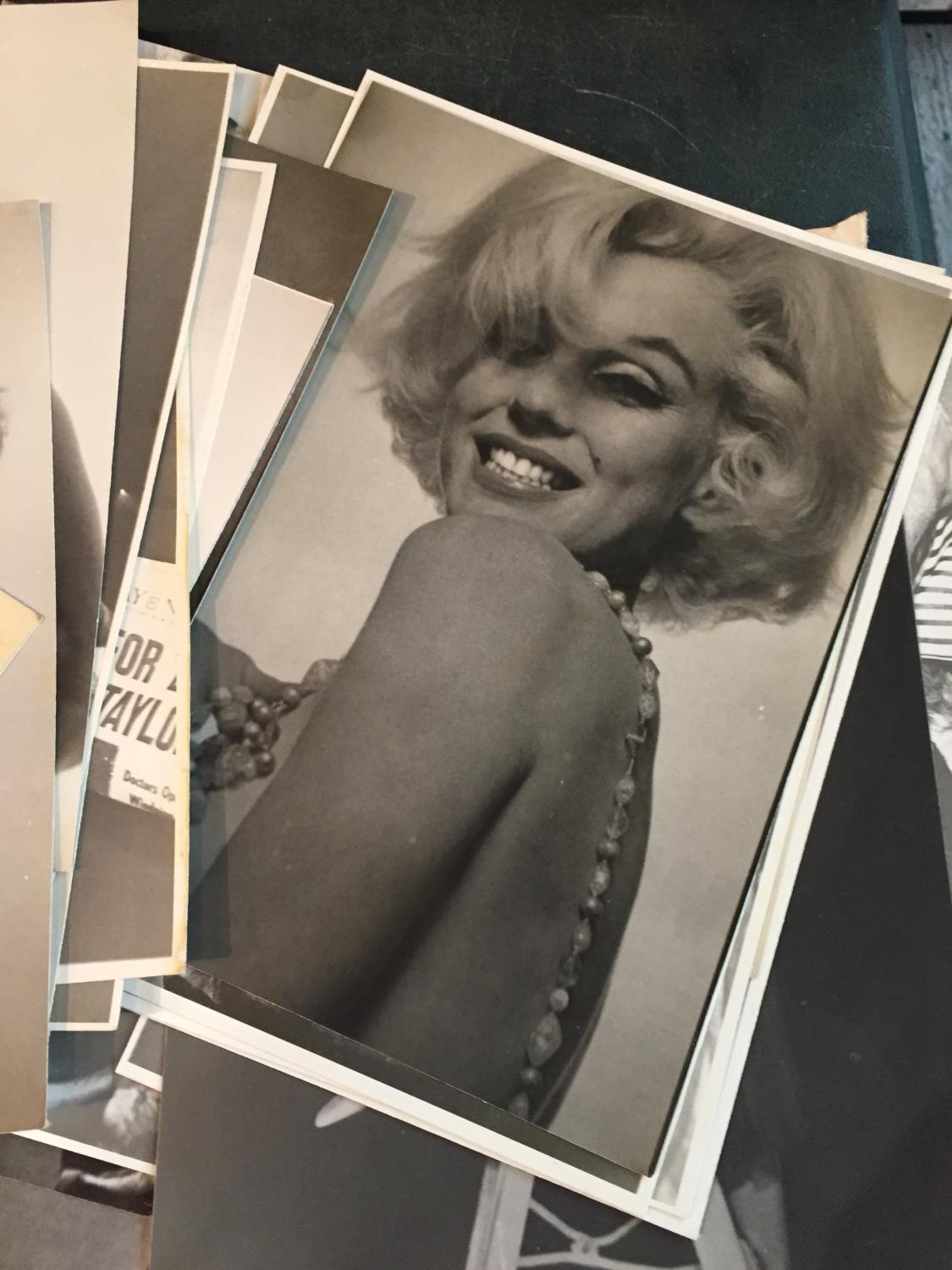 A QUANTITY OF BLACK AND WHITE PHOTGRAPHIC IMAGES OF MARILYN MONROE - Bild 3 aus 4