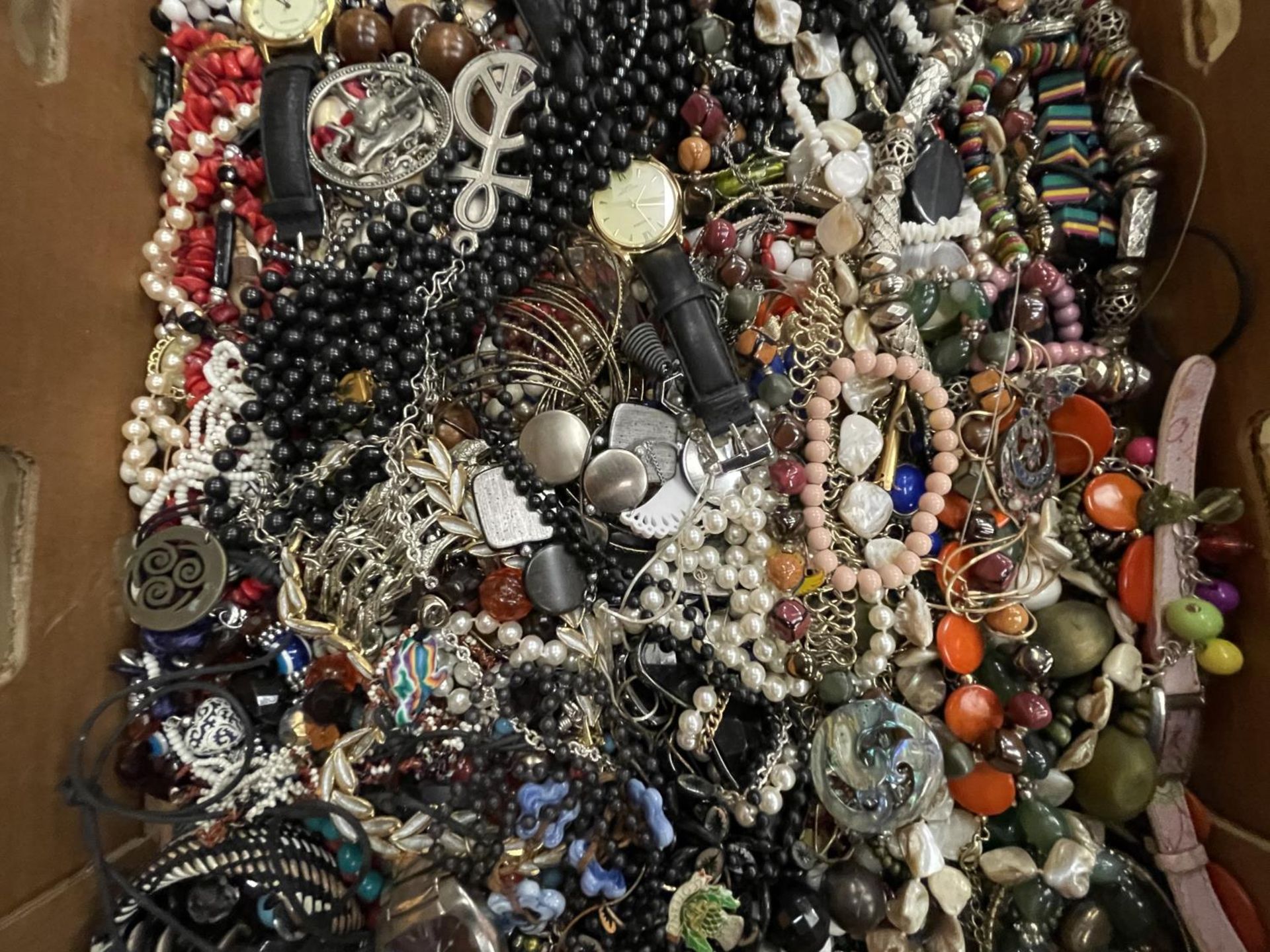 A VERY LARGE QUANTITY OF COSTUME JEWELLERY - Image 3 of 4