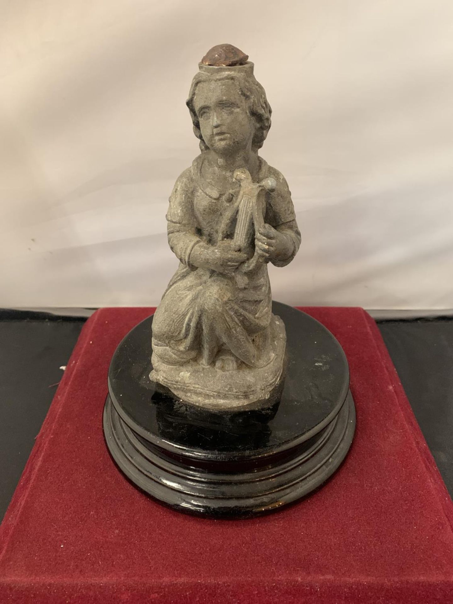 A VINTAGE SPELTER FIGURINE ON A PLINTH IN THE FORM OF AN ANGEL H: 23CM