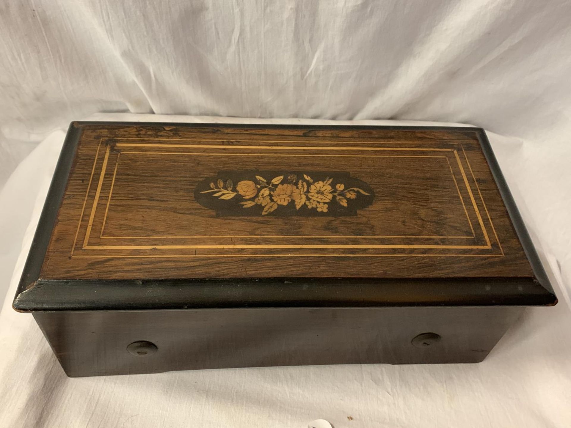 A SMALL VICTORIAN ROSEWOOD CYLINDER MUSIC BOX WITH INLAY DECORATION AND HAVING INNER GLAZED LID - Image 8 of 8