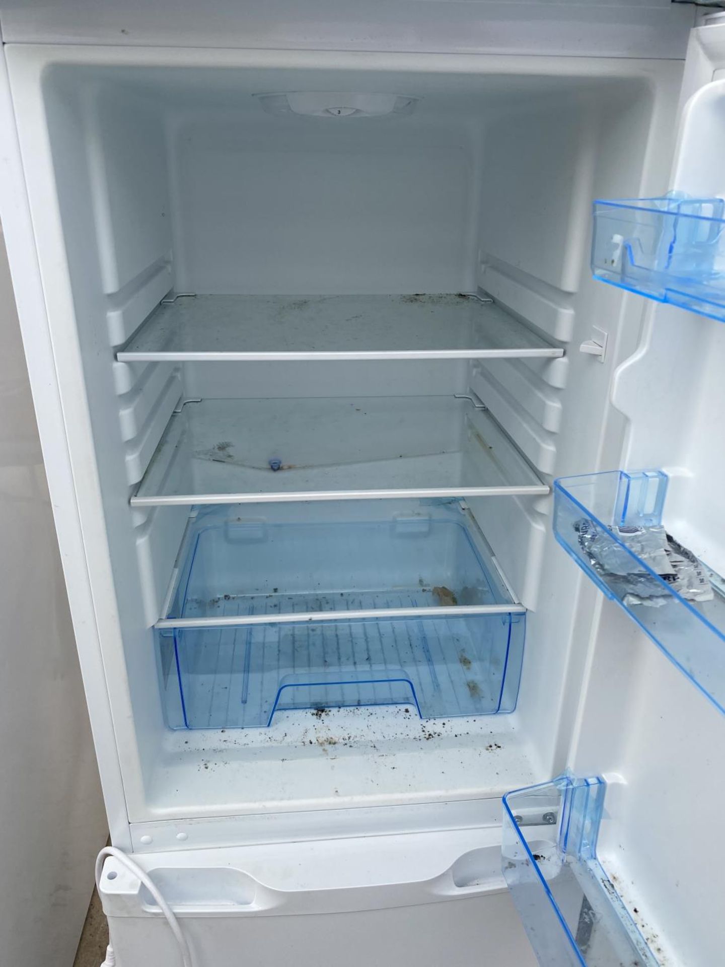 A WHITE LOGIK UPRIGHT FRIDGE FREEZER BELIEVED IN WORKING ORDER BUT NO WARRANTY - Image 3 of 5