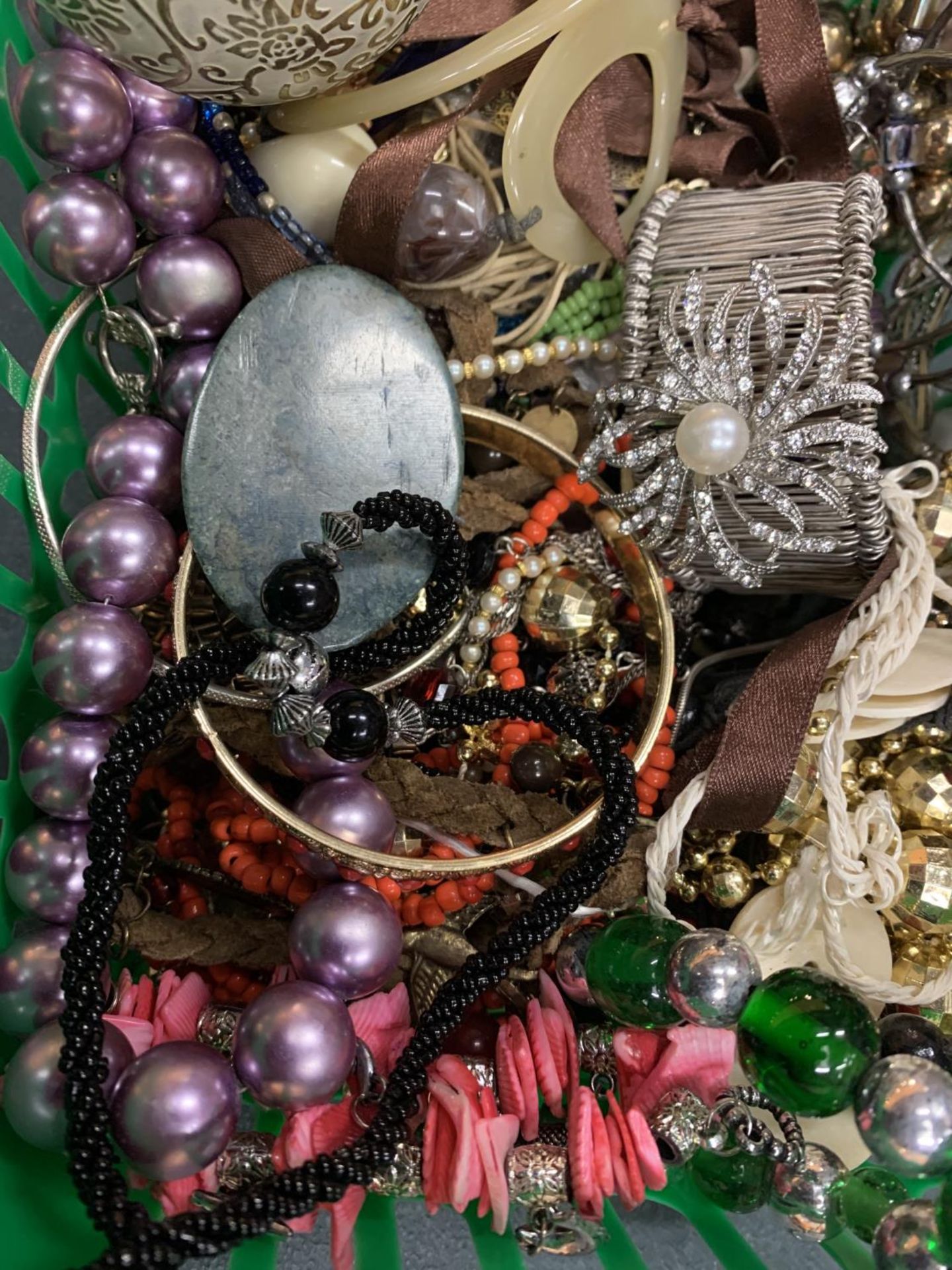 A COLLECTION OF COSTUME JEWELLERY TO INCLUDE NECKLACES, BRACELETS/BANGLES ETC - Image 3 of 5