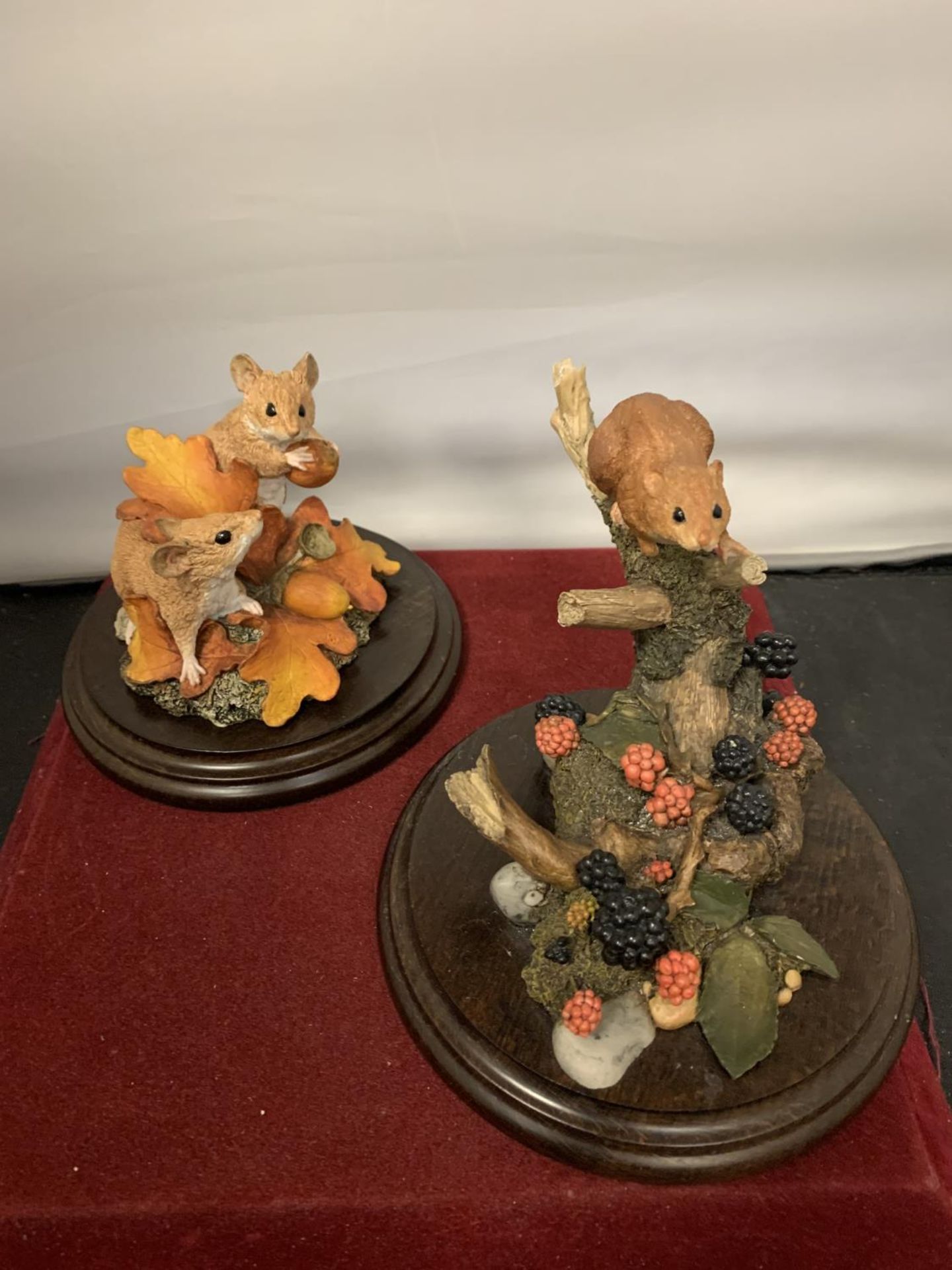 TWO COUNRTY ARTISTS MOUSE FIGURINES ON WOODEN PLINTHS WITH BOXES (NOT GUARANTEED MATCHING) - Image 2 of 4