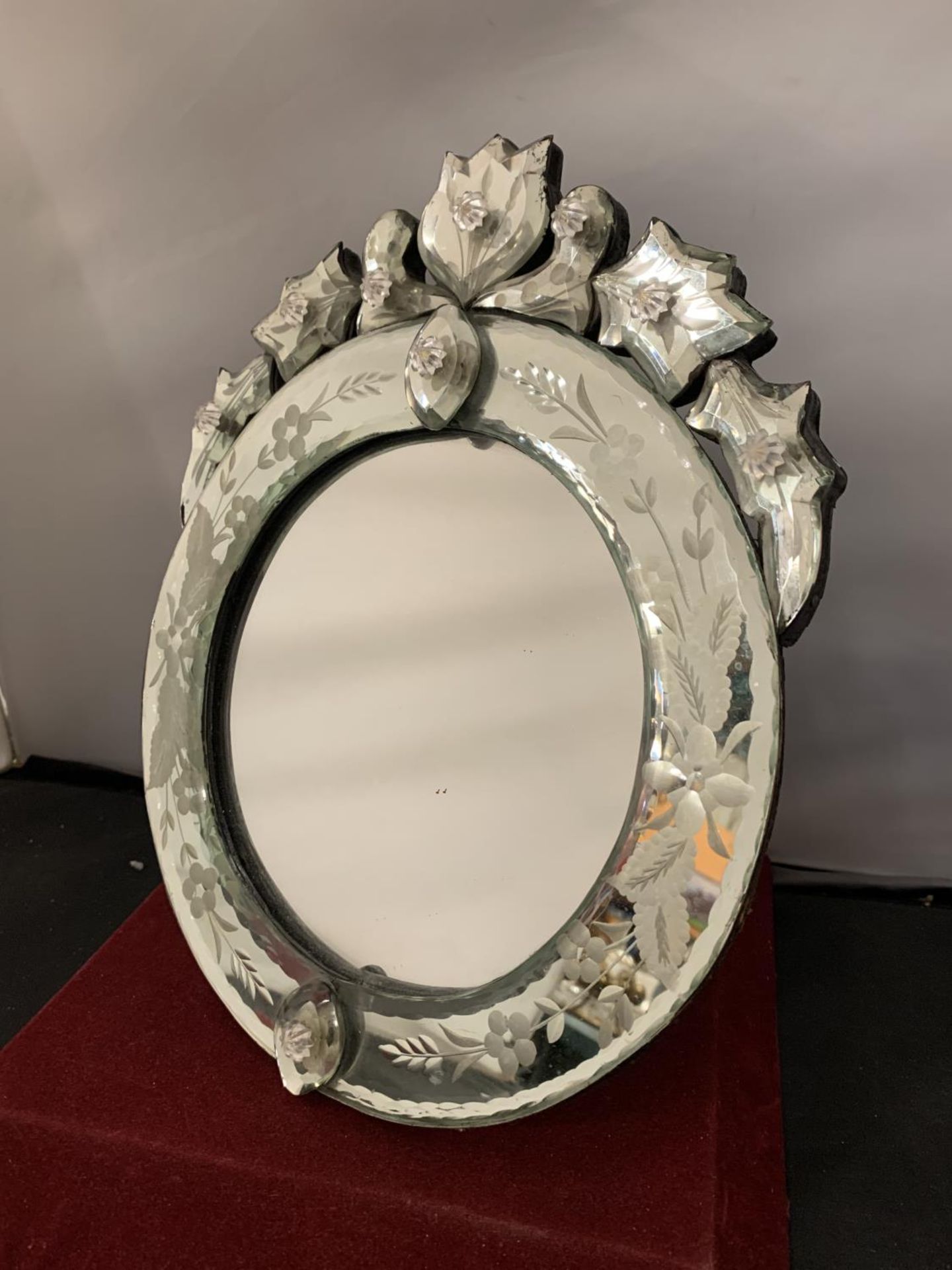 A ROUND DRESSING TABLE MIRROR WITH ETCHED MIRROR FRAME AND ORNATE DECORATION D: 25CM