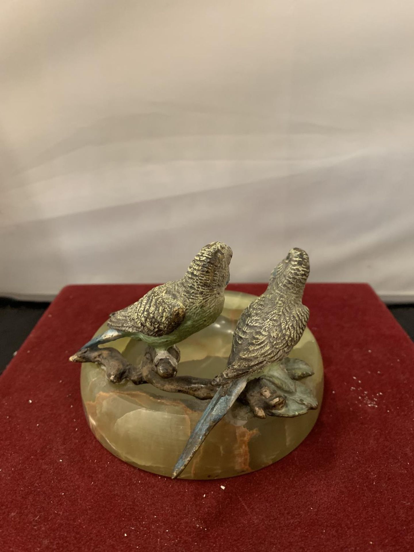 AN ONYX DISH WITH A PAIR OF COLD PAINTED BRONZE PARAKEET FIGURES D:11CM H: 9.5CM - Image 4 of 4