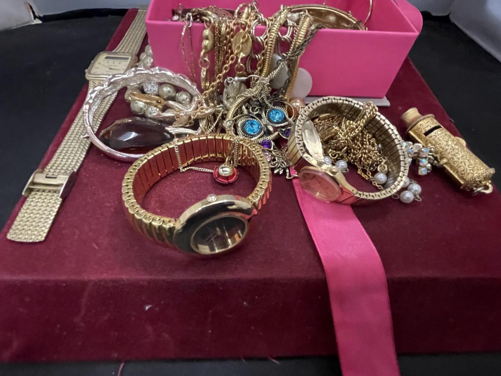 A BOX OF ASSORTED COSTUME JEWELLERY TO INCLUDE NECKLACES, WATCHES, BRACELETS ETC - Image 2 of 4