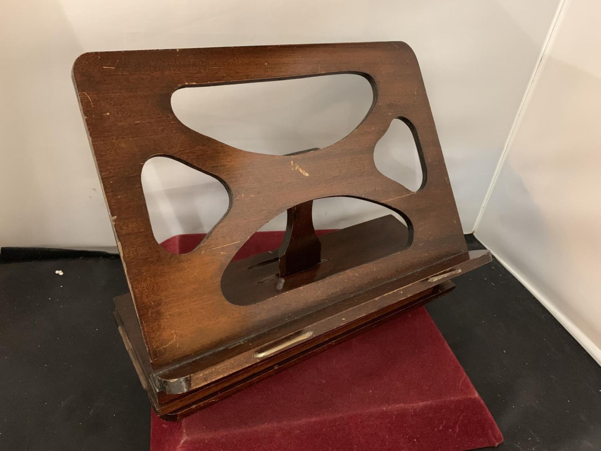 A VINTAGE MAHOGANY TABLE/BED READING STAND - Image 2 of 4