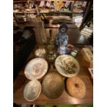 AN ASSORTMENT OF ITEMS TO INCLUDE BRASS WARE, BLUE AND WHITE CHINA, ETC