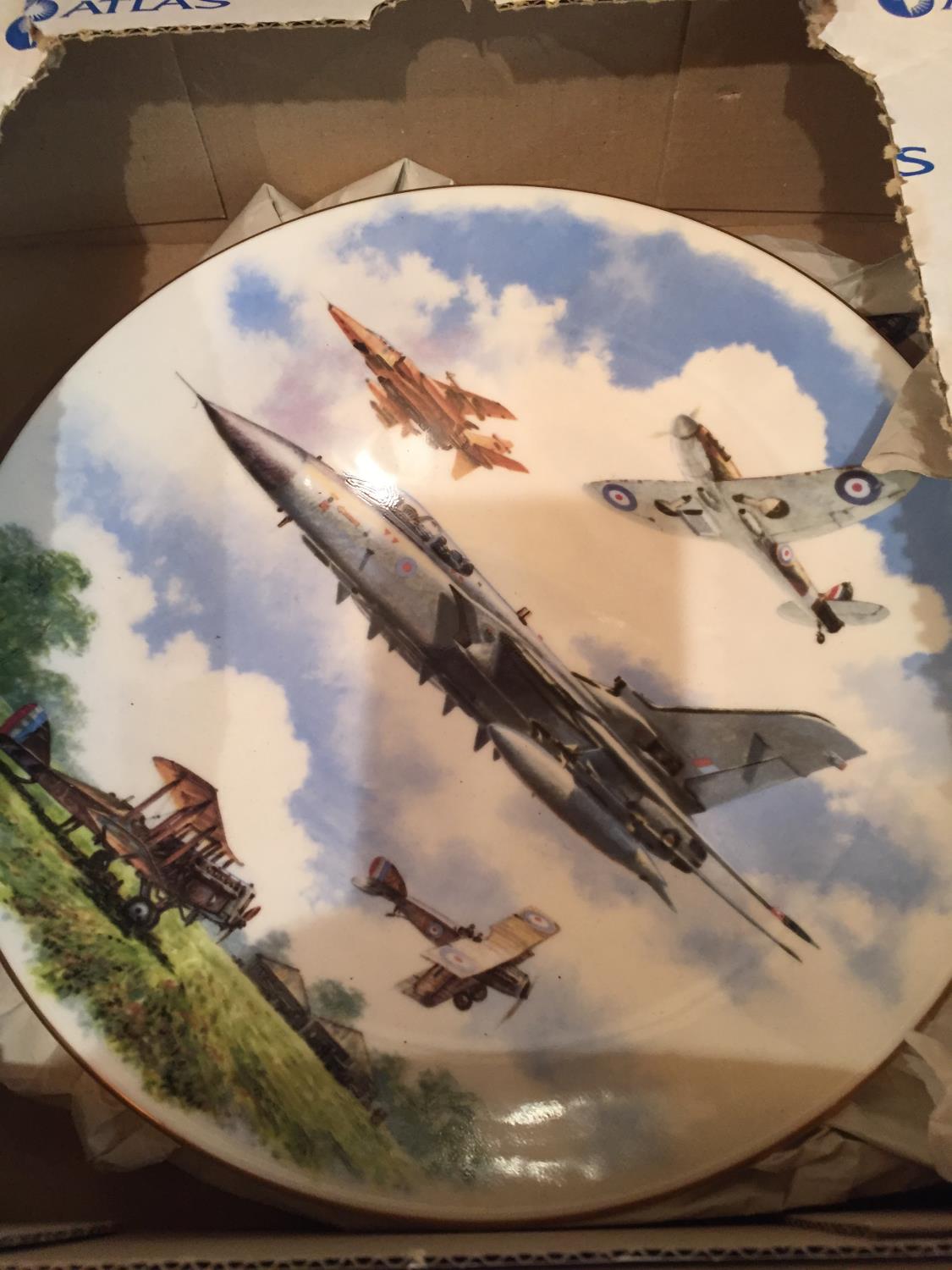 AN ATLAS COLLECTABLE PLATE 'ROYAL AIR FORCE 75TH ANNIVERSARY 1918 - 1993' AND A BOXED MODEL CAST ' - Bild 4 aus 4