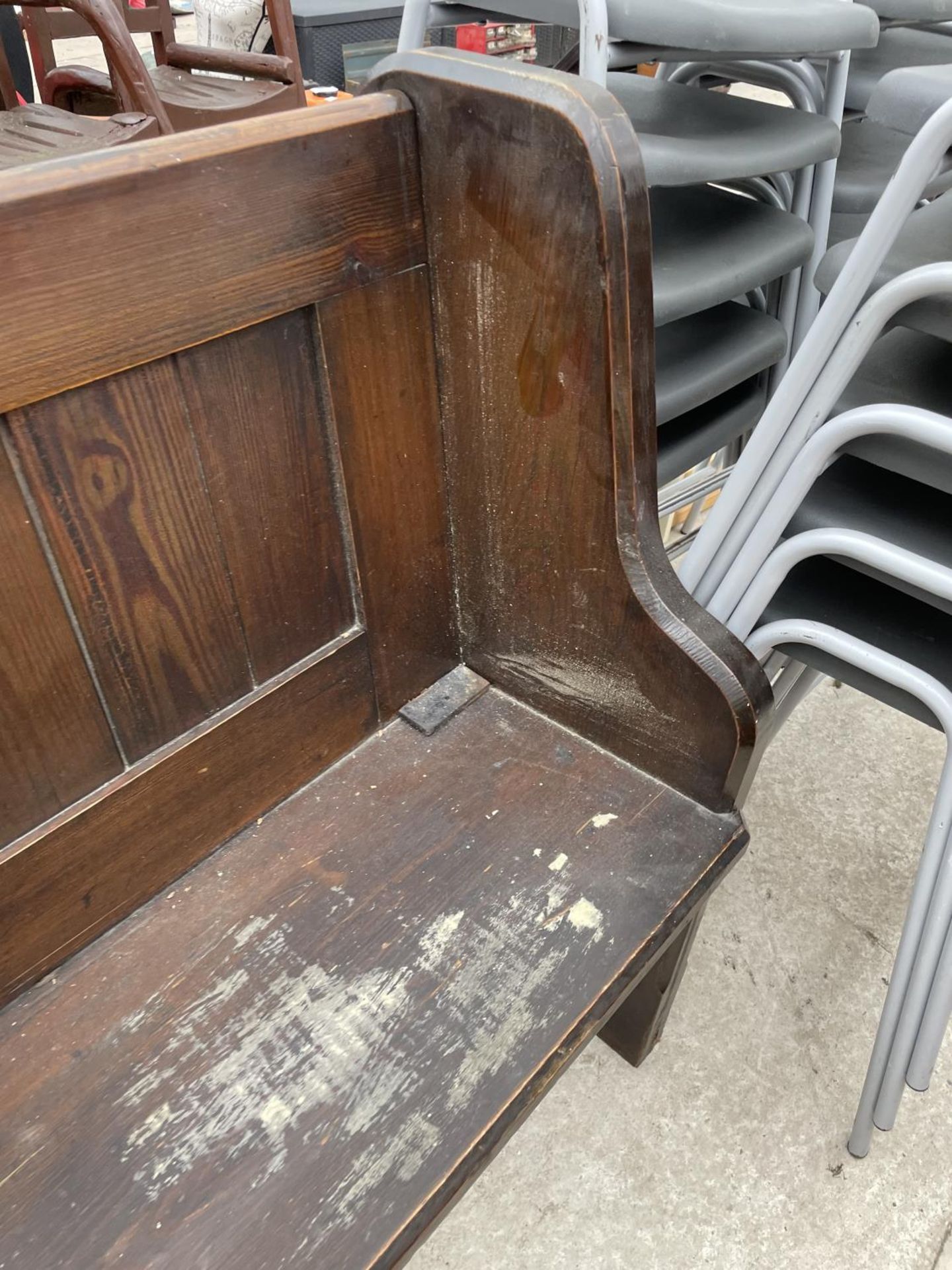 A VICTORIAN PITCH PINE PEW, 61" WIDE - Image 4 of 4