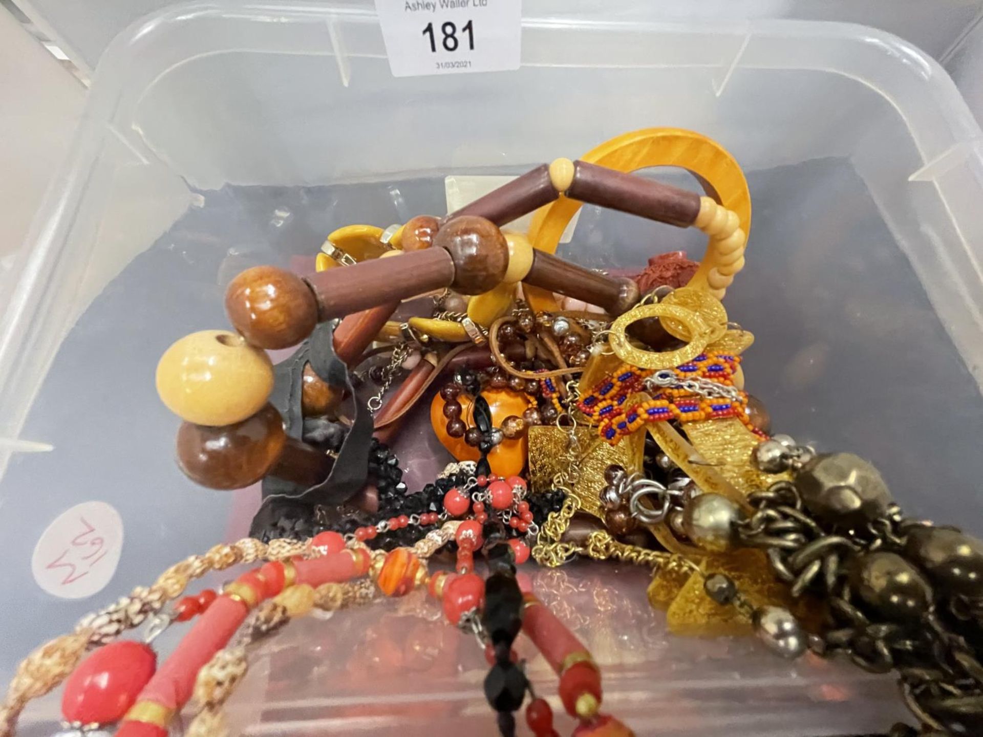 A PLASTIC CONTAINER OF COSTUME JEWELLERY TO INCLUDE MAINLY NECKLACES - Image 3 of 3