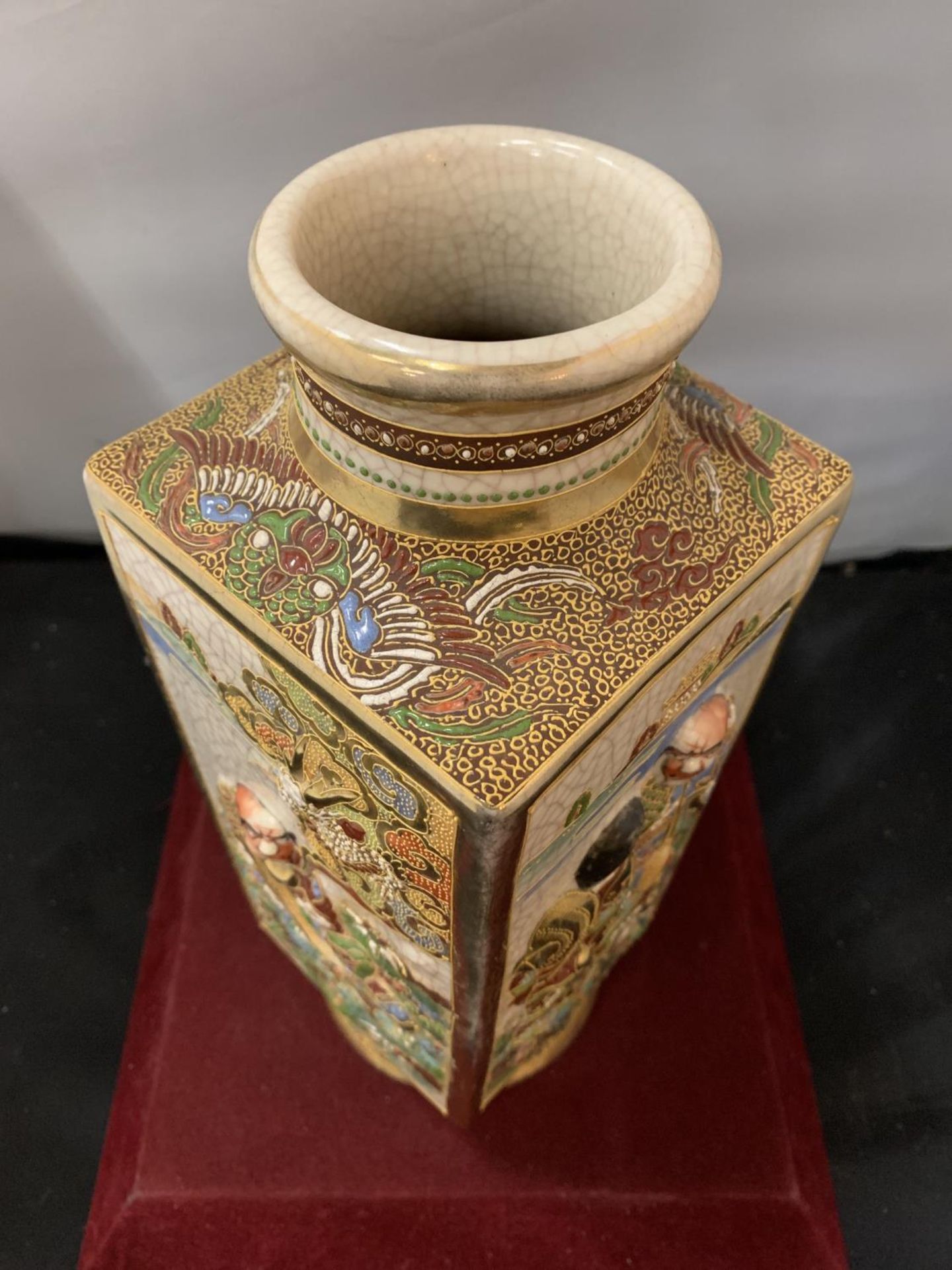 A DECORATIVE ORIENTAL VASE WITH GOLD DETAIL AND ORIENTAL MARK ON THE BASE H: 32 CM - Image 4 of 6