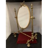 A DECORATIVE VINTAGE BRASS SWIVEL DRESSING TABLE MIRROR ON A STAND TOTAL H: 25CM