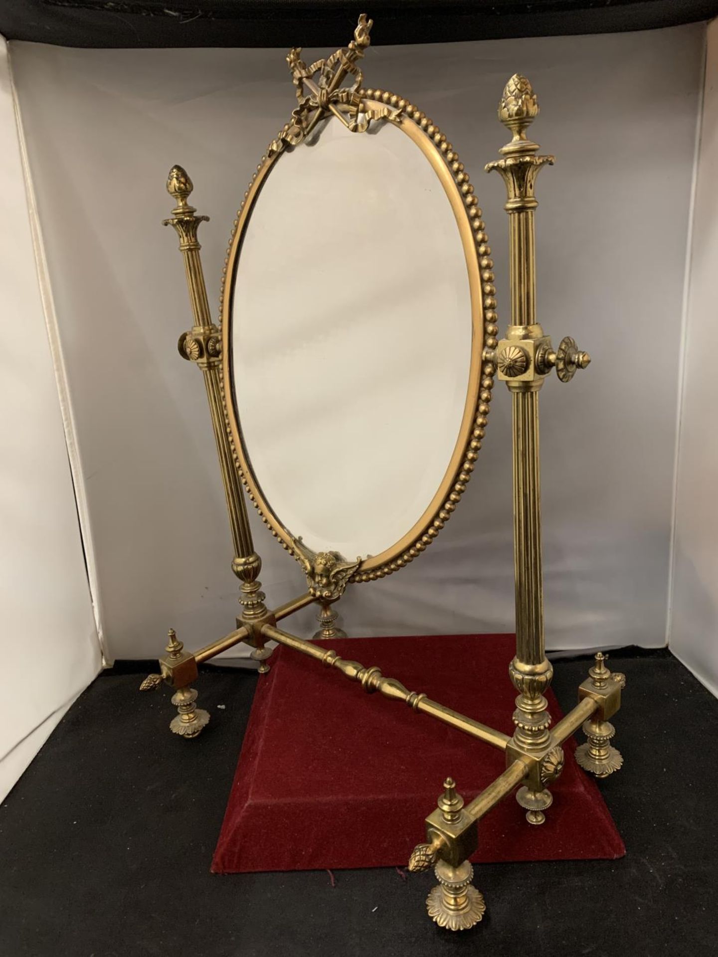 A DECORATIVE VINTAGE BRASS SWIVEL DRESSING TABLE MIRROR ON A STAND TOTAL H: 25CM