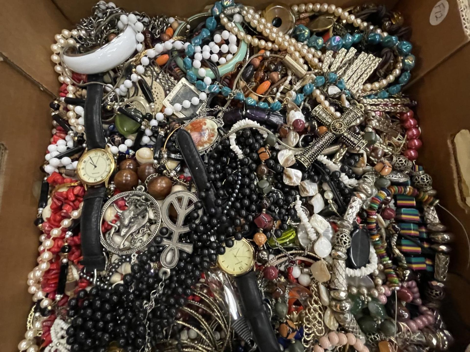 A VERY LARGE QUANTITY OF COSTUME JEWELLERY - Image 4 of 4