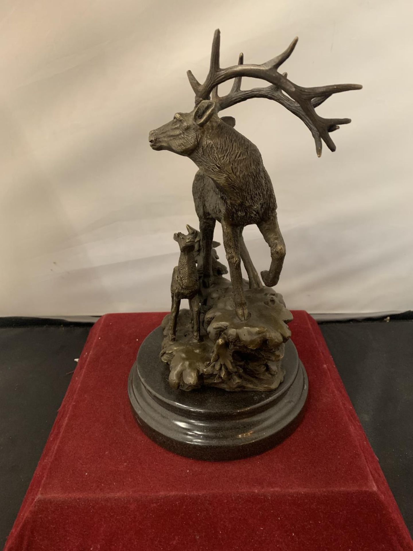 A BRONZE IN THE FORM OF A STAG AND FAWN MOUNTED ON A WOODEN BASE H:APPROXIMATELY 28CM - Image 3 of 4