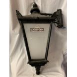 A CAST METAL VINTAGE EXTERIOR PUB LIGHT H: APPROXIMATELY 80CM