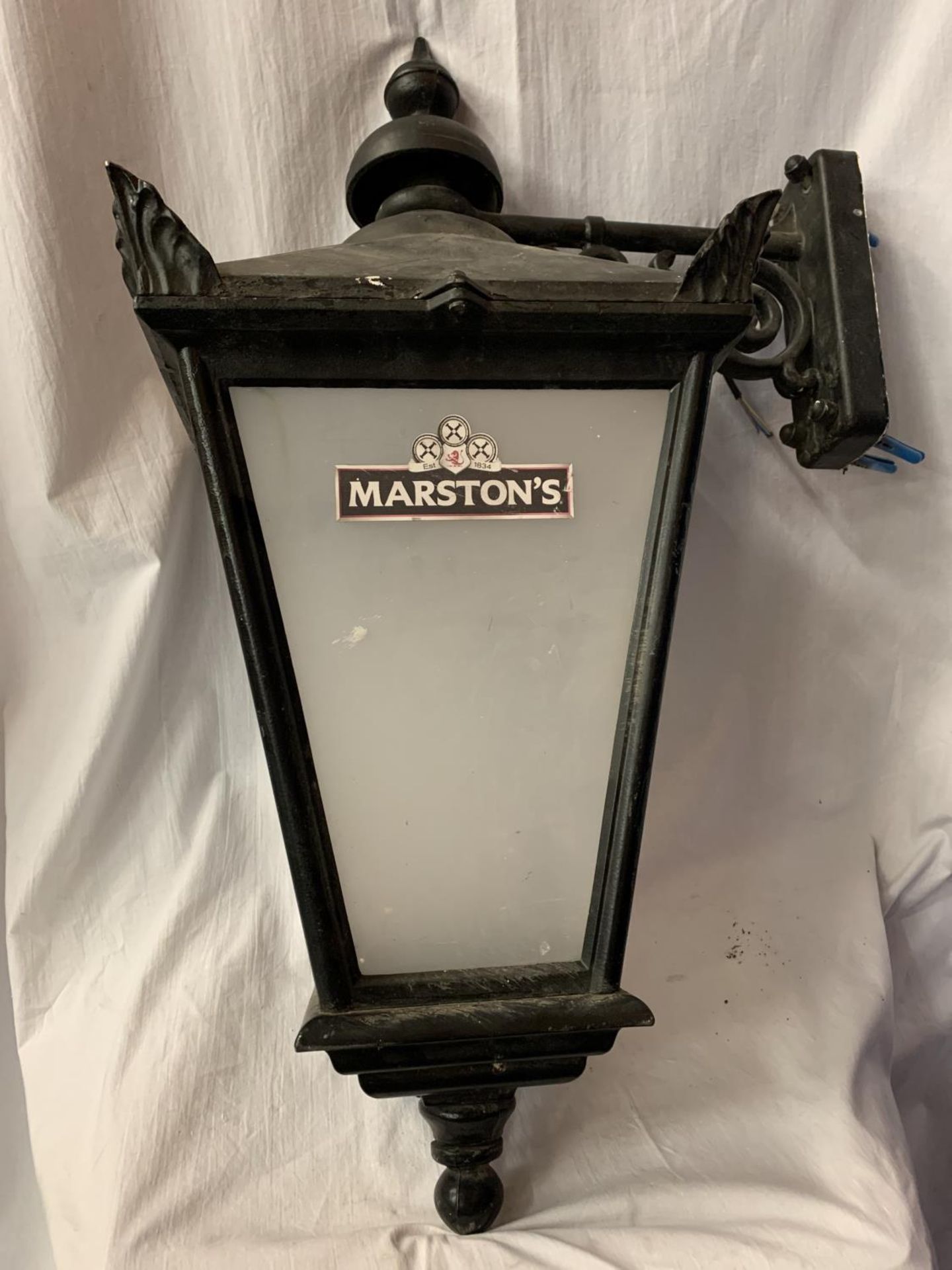 A CAST METAL VINTAGE EXTERIOR PUB LIGHT H: APPROXIMATELY 80CM