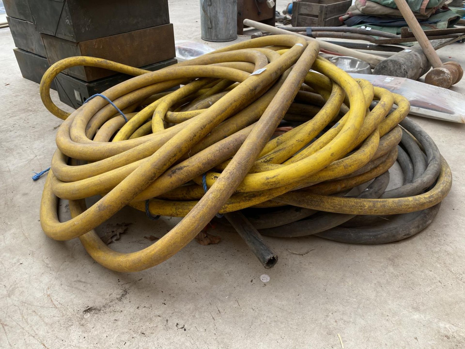 A LARGE QUANTITY OF AIR HOSE - Image 2 of 3