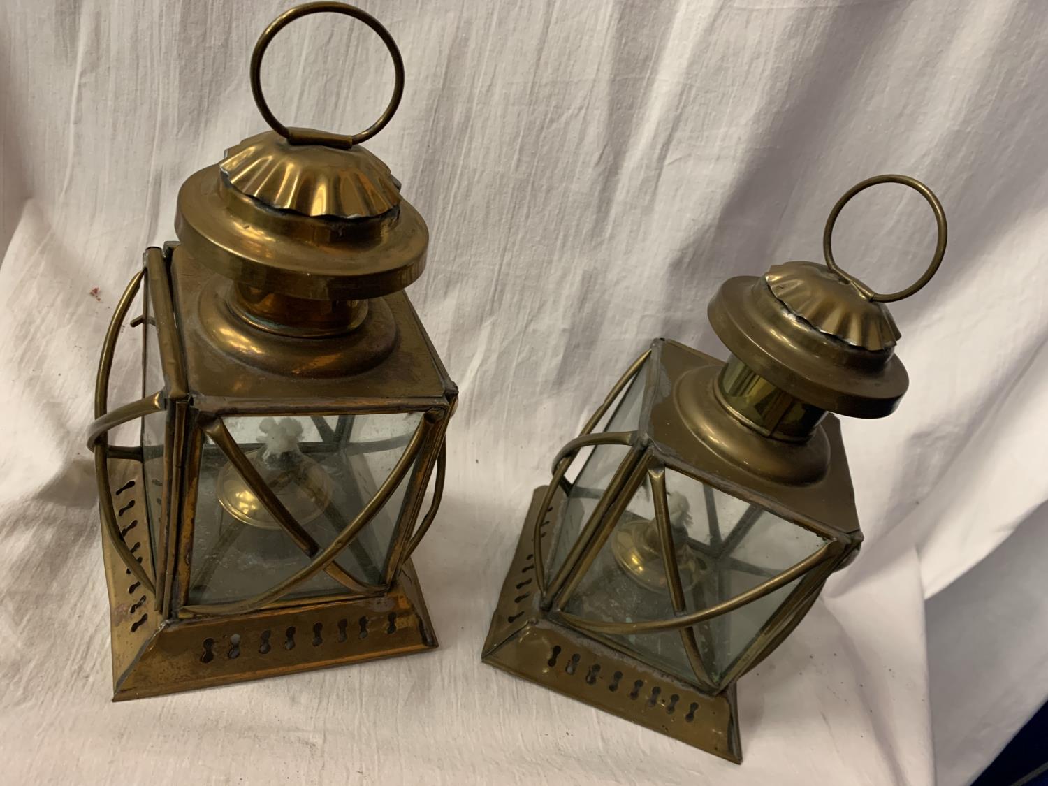 A PAIR OF VINTAGE BRASS OIL LANTERNS H: 23CM - Image 4 of 5