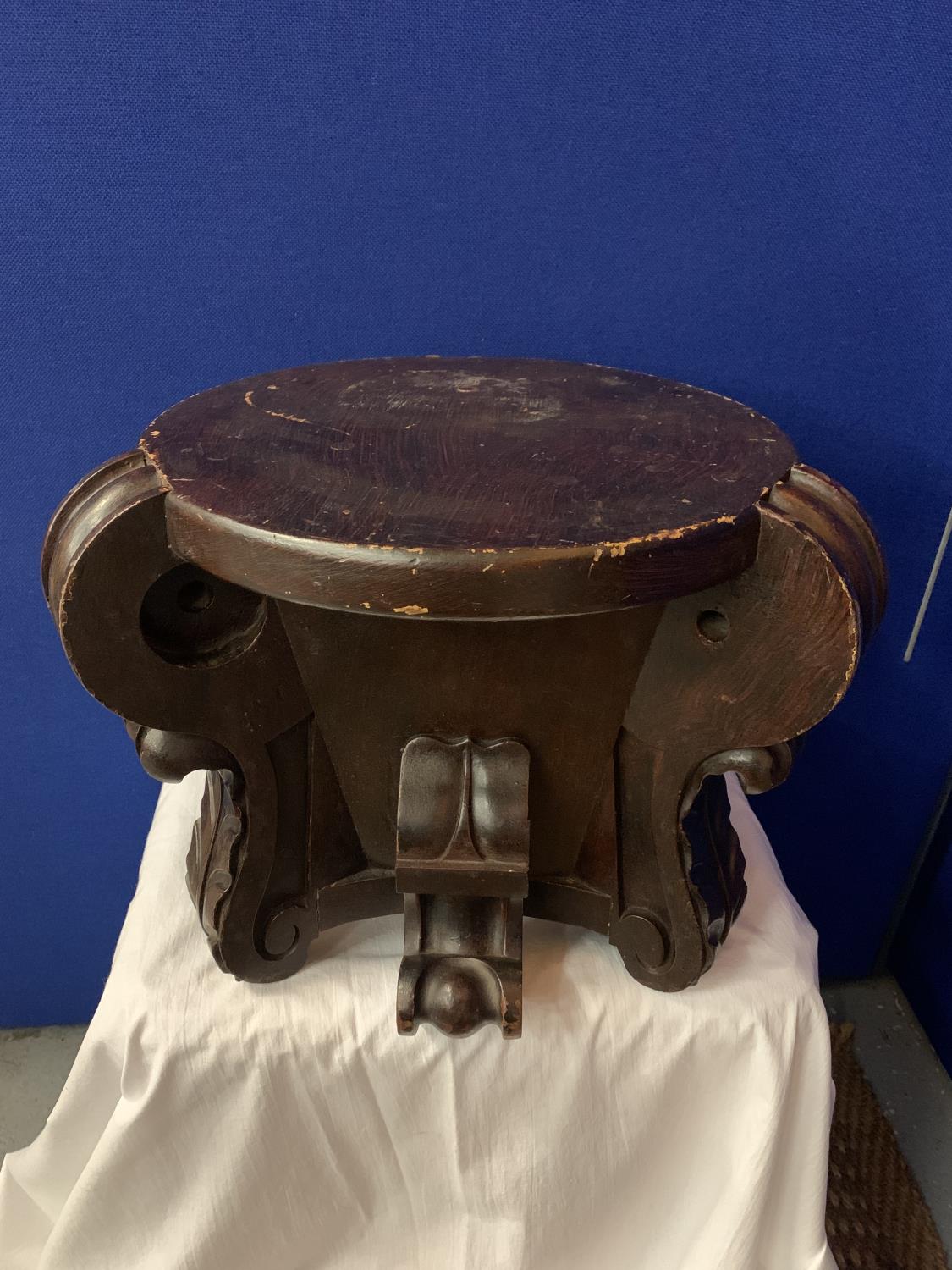 A CARVED WOODEN STAND/JARDINIERE H:33.5 CM