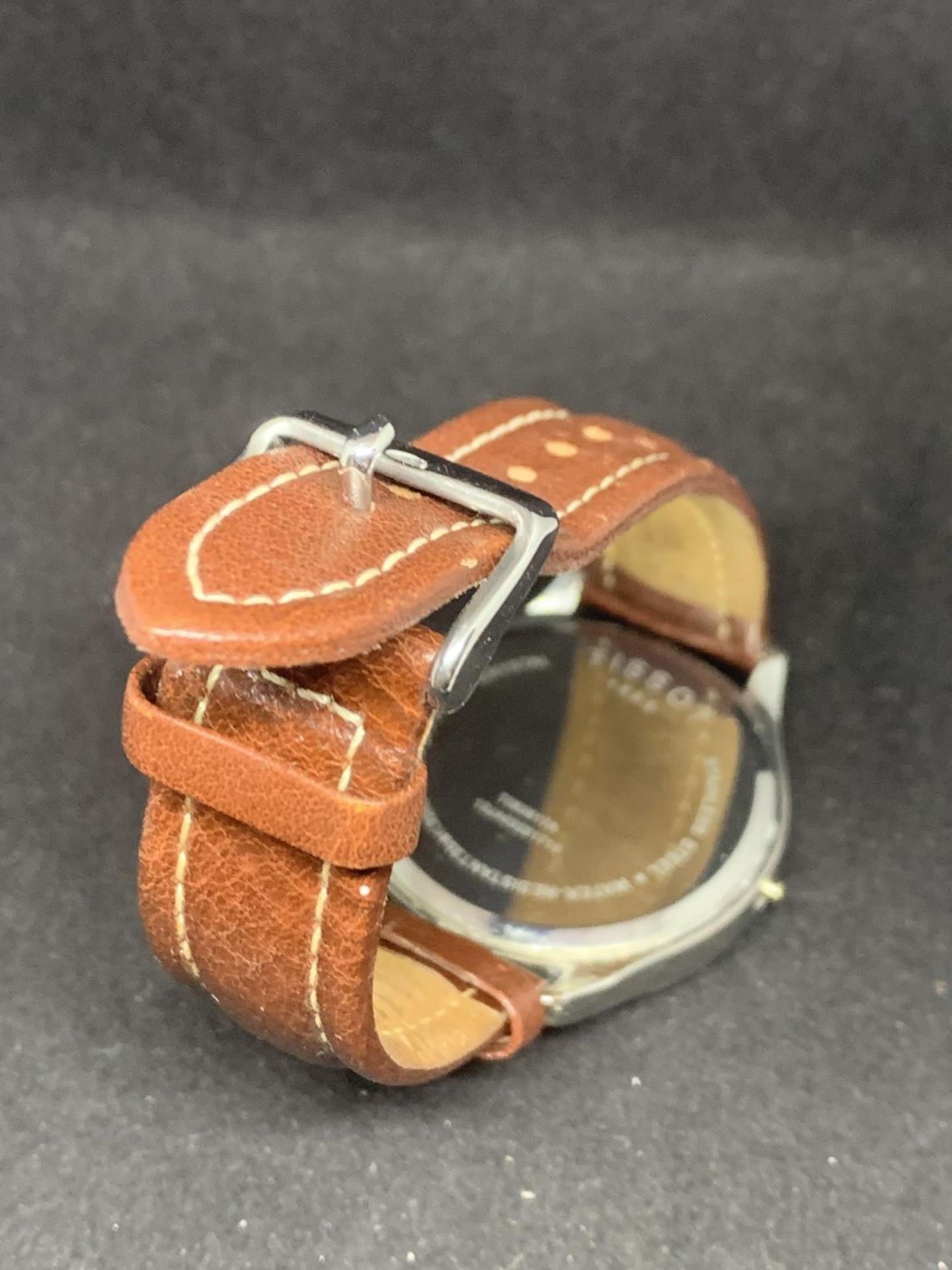 A WRISTWATCH WITH A TAN LEATHER STRAP IN WORKING ORDER - Image 3 of 4