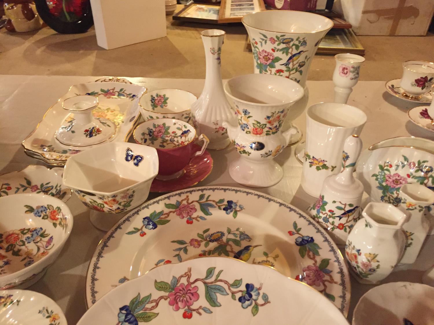 A LARGE COLLECTION OF AYNSLEY CHINA IN THE COTTAGE GARDEN DESIGN - Bild 3 aus 3