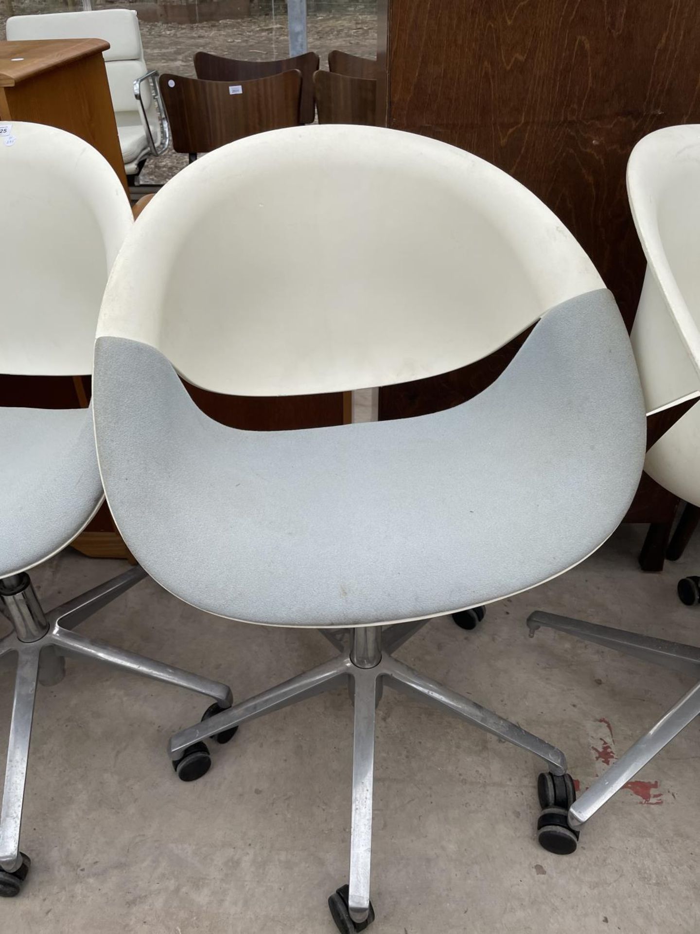 A SET OF FOUR 1970s EGG CHAIRS WITH POLYPROPOLENE SEATS ON ALLOY AND CHROME BASE - Image 4 of 6