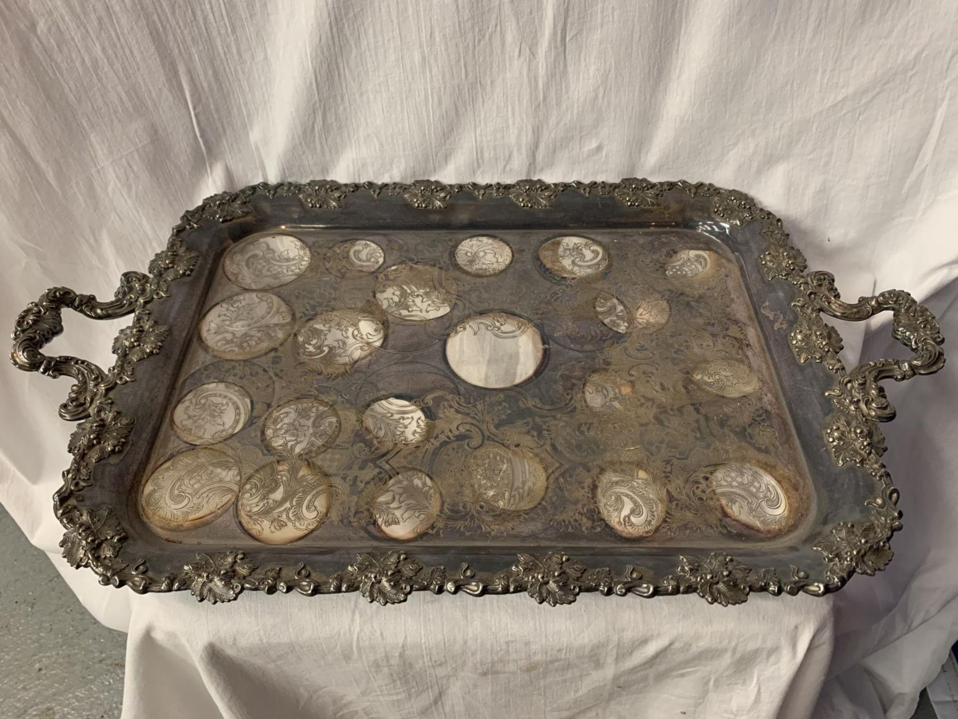 A LARGE ORNATE TWIN HANDLED SILVER PLATED DRINKS TRAY 45CM X 69CM