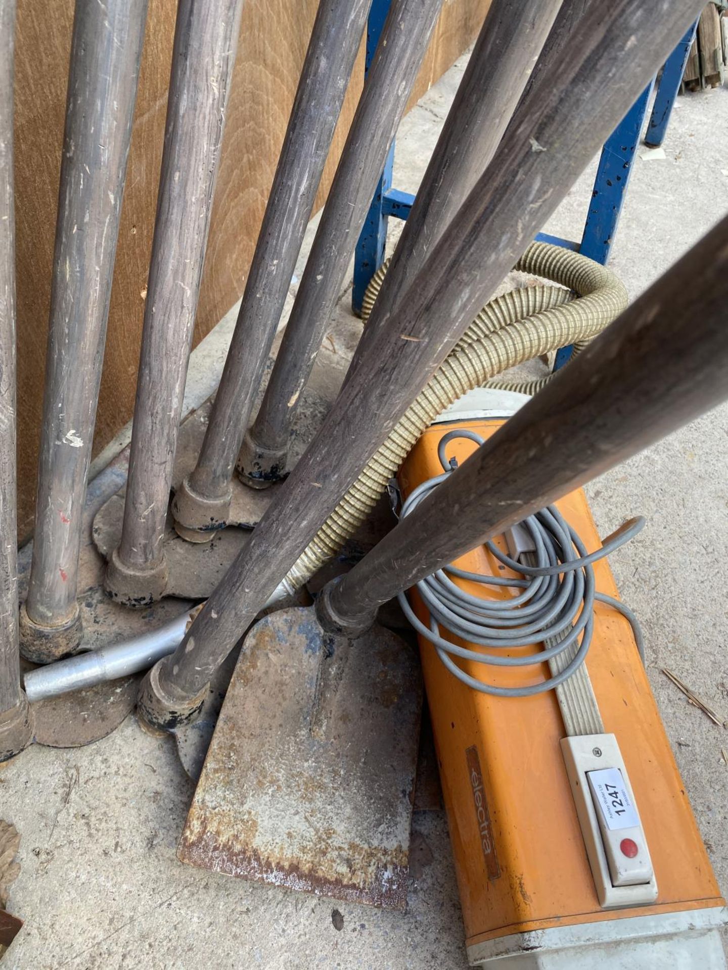 A GROUP OF VINTAGE DITCHING SHOVELS, BAG ETC - Image 4 of 5