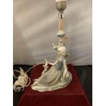 A LLADRO PORCELAIN LAMP IN THE FORM OF A GIRL FEEDING BIRDS H:35CM