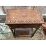 AN OAK JACOBEAN STYLE SIDE TABLE WITH A SINGLE DRAWER W: 28.5 INCHES