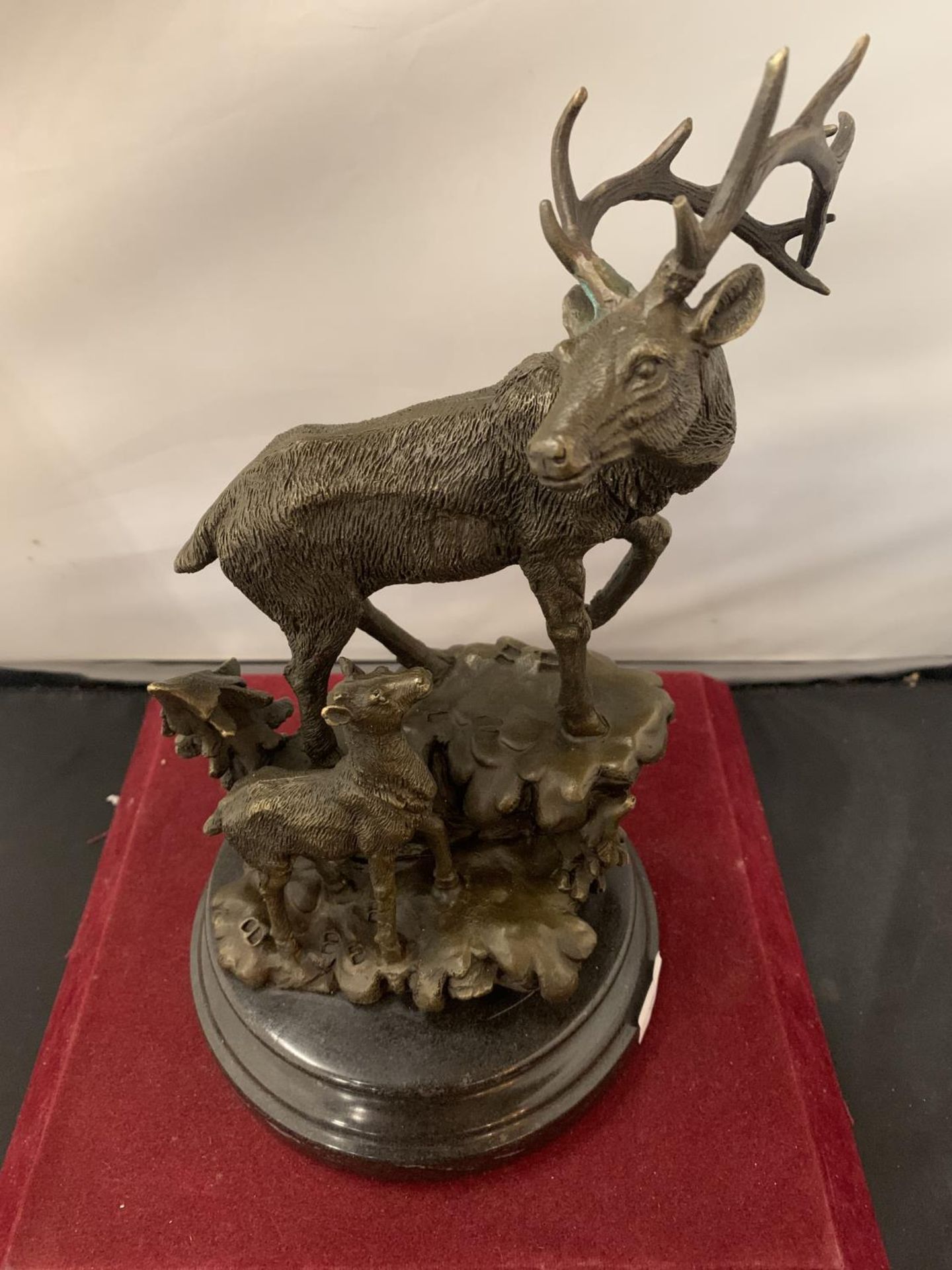 A BRONZE IN THE FORM OF A STAG AND FAWN MOUNTED ON A WOODEN BASE H:APPROXIMATELY 28CM - Image 2 of 4