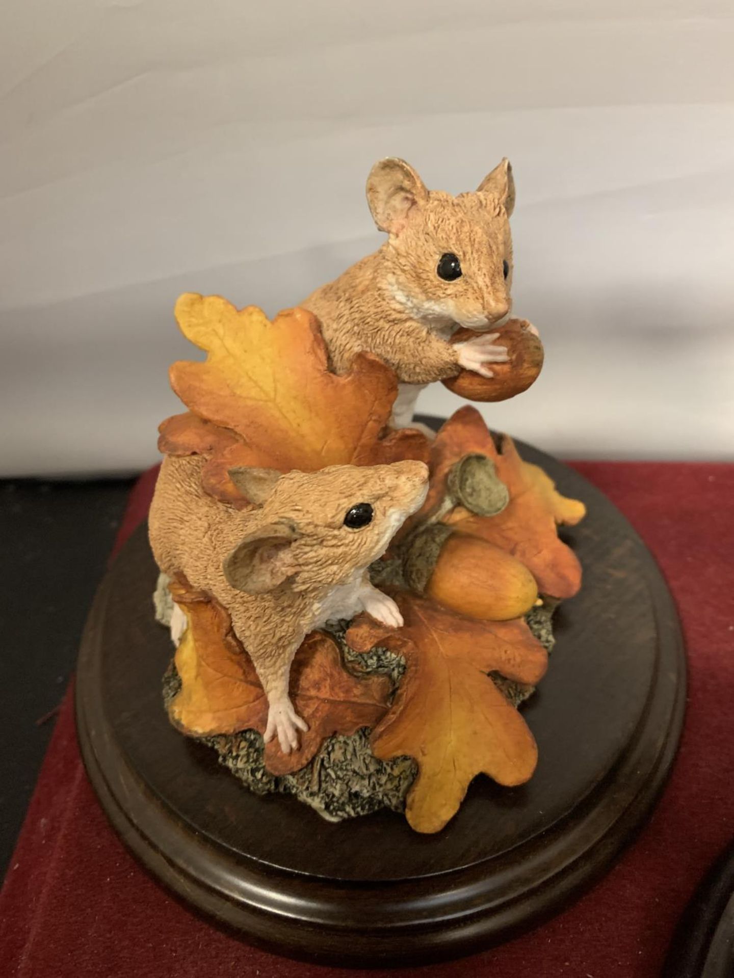 TWO COUNRTY ARTISTS MOUSE FIGURINES ON WOODEN PLINTHS WITH BOXES (NOT GUARANTEED MATCHING) - Image 3 of 4