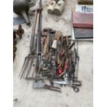 AN ASSORTMENT OF VINTAGE HAND AND GARDEN TOOLS TO INCLUDE FORKS, PLIERS, HAMMERS ETC