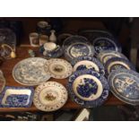 A VARIETY OF BLUE AND WHITE WARE TO INCLUDE PLATES, A LARGE MEAT PLATTER ETC