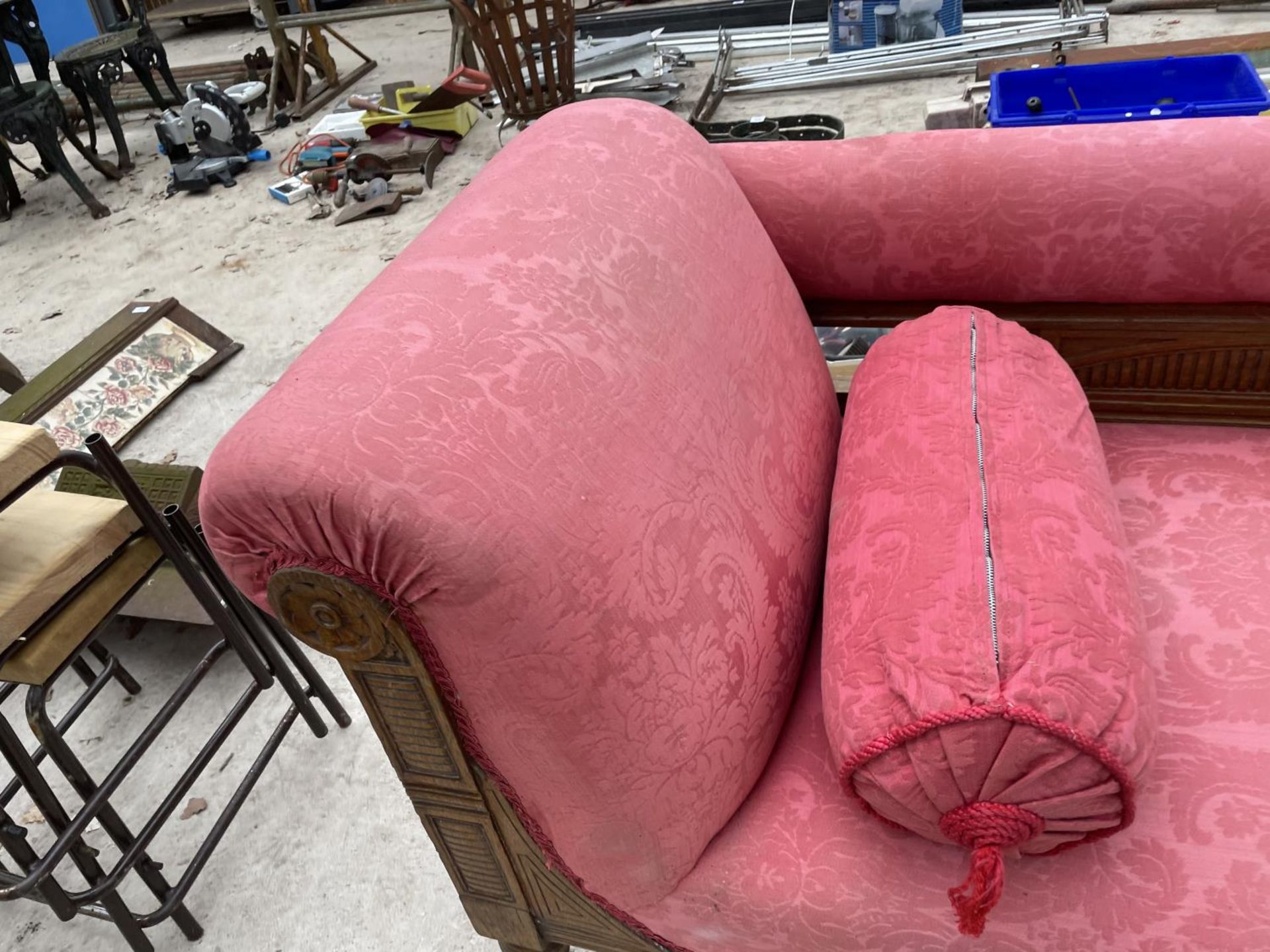 A VICTORIAN OAK FRAME CHAISE LONGUE - Image 2 of 5