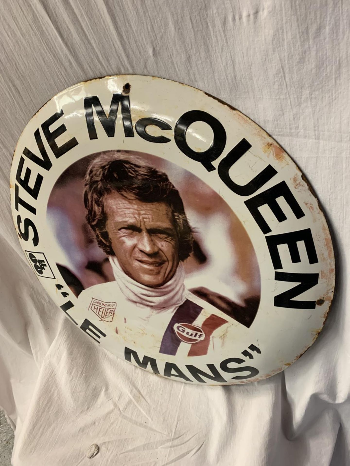 A LARGE ROUND ENAMEL 'STEVE MCQUEEN "LE MANS" ' SIGN DIAMETER 60CM - Image 3 of 5