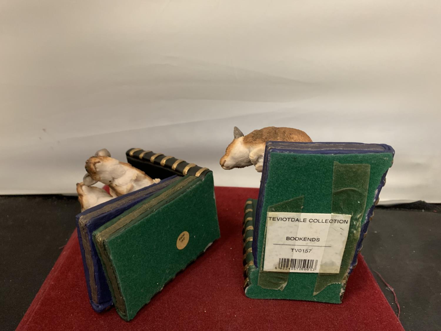 A PAIR OF TEVIOTDALE MOUSE THEMED BOOK ENDS AND TWO FIGURINES OF MICE WITH QUILLS IN BOXES (NOT - Image 3 of 5