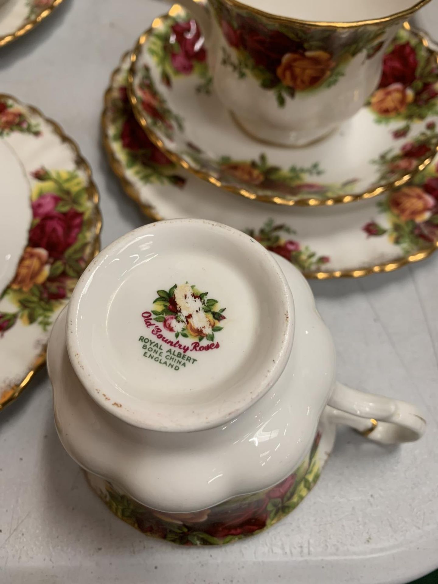 A SELECTION OF ROYAL ALBERT OLD COUNTRY ROSES TEA WARE TO INCLUDE SIX TRIOS, SIX COFFEE MUGS, - Image 4 of 5