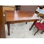 A 19TH CENTURY STYLE MAHOGANY AND INLAID TABLE ON TAPER LEGS WITH SPADE FEET 42" X 21.5"