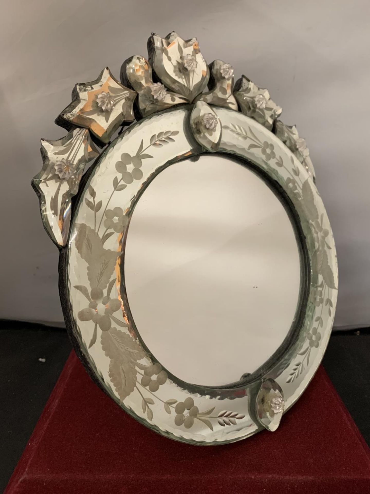 A ROUND DRESSING TABLE MIRROR WITH ETCHED MIRROR FRAME AND ORNATE DECORATION D: 25CM - Image 2 of 3