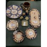 AN ASSORTMENT OF CERAMIC ITEMS TO INCLUDE PLATES, A JUG, TRINKET BOX ETC