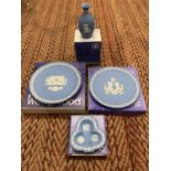 FOUR BLUE AND WHITE JASPERWARE ITEMS TO INCLUDE PLATES. TRINKET DISHES AND A VASE ALL WITH BOXES