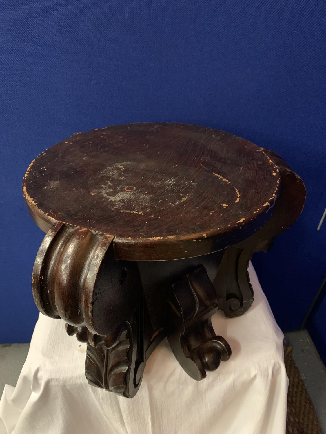 A CARVED WOODEN STAND/JARDINIERE H:33.5 CM - Image 3 of 3